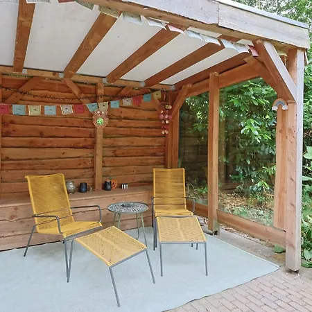 Modern Retreat With Private Sauna In The Veluwe בית נופש לונטרן