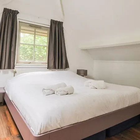 Modern Retreat With Private Sauna In The Veluwe בית נופש *