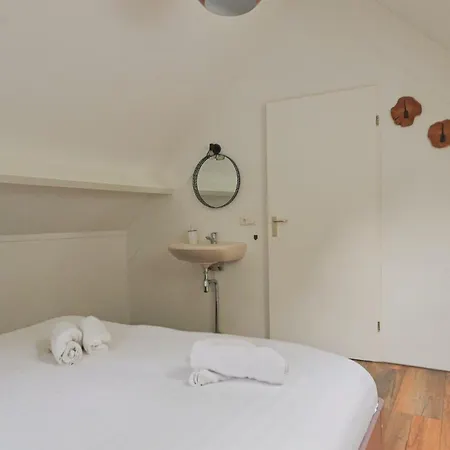 Modern Retreat With Private Sauna In The Veluwe בית נופש