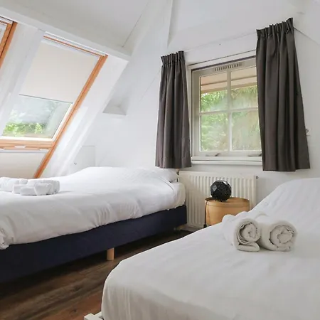 Modern Retreat With Private Sauna In The Veluwe לונטרן