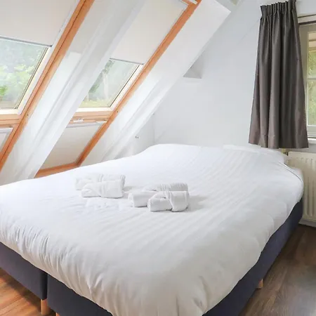 Modern Retreat With Private Sauna In The Veluwe בית נופש *