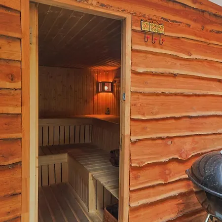 בית נופש Modern Retreat With Private Sauna In The Veluwe לונטרן